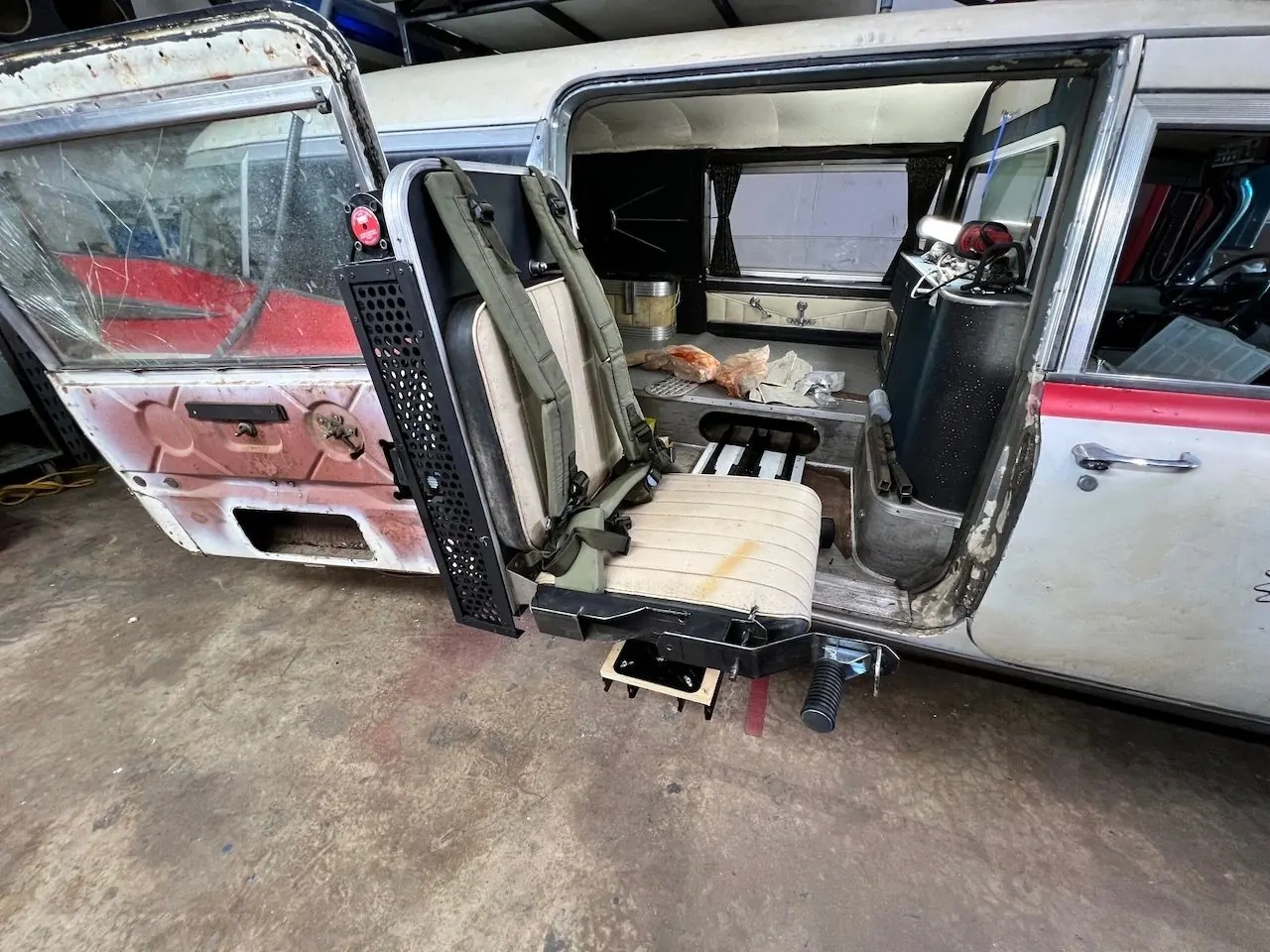 The gunner seat deployed out of the reversed rear door